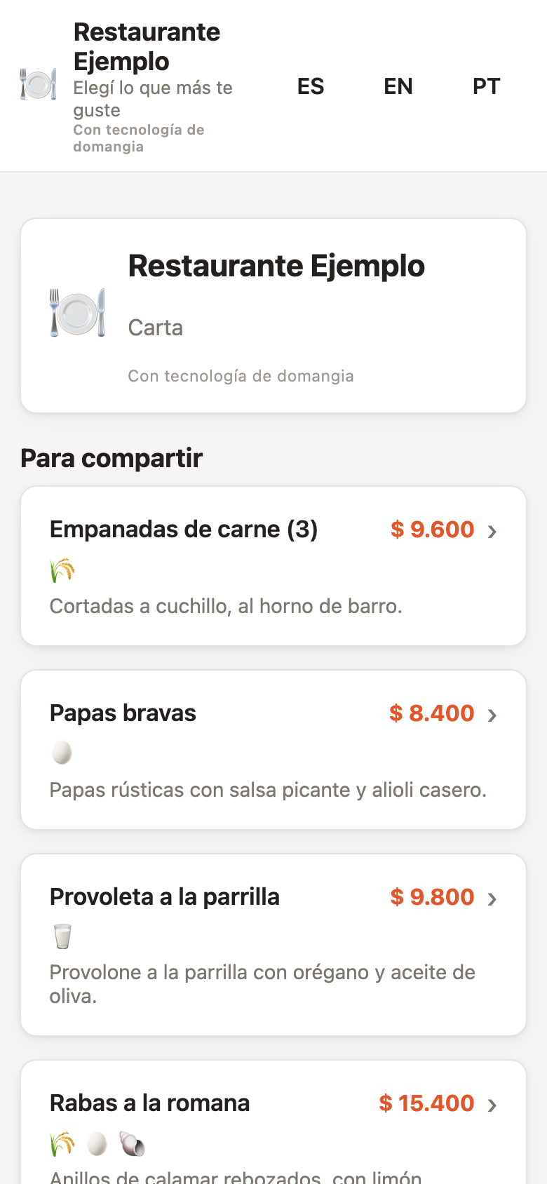 Carta digital abierta en un celular: el nombre del restaurante arriba y la sección «Para compartir» con provoleta, papas bravas y empanadas, cada plato con su descripción, su precio en pesos y los iconos de alérgenos.